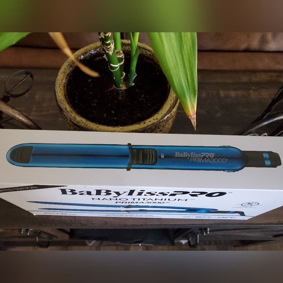 BaBylissPRO Ltd. Edition 1 1/4" Nano Titanium Prima3000 Ionic Hair Straightener - Picture 4 of 5